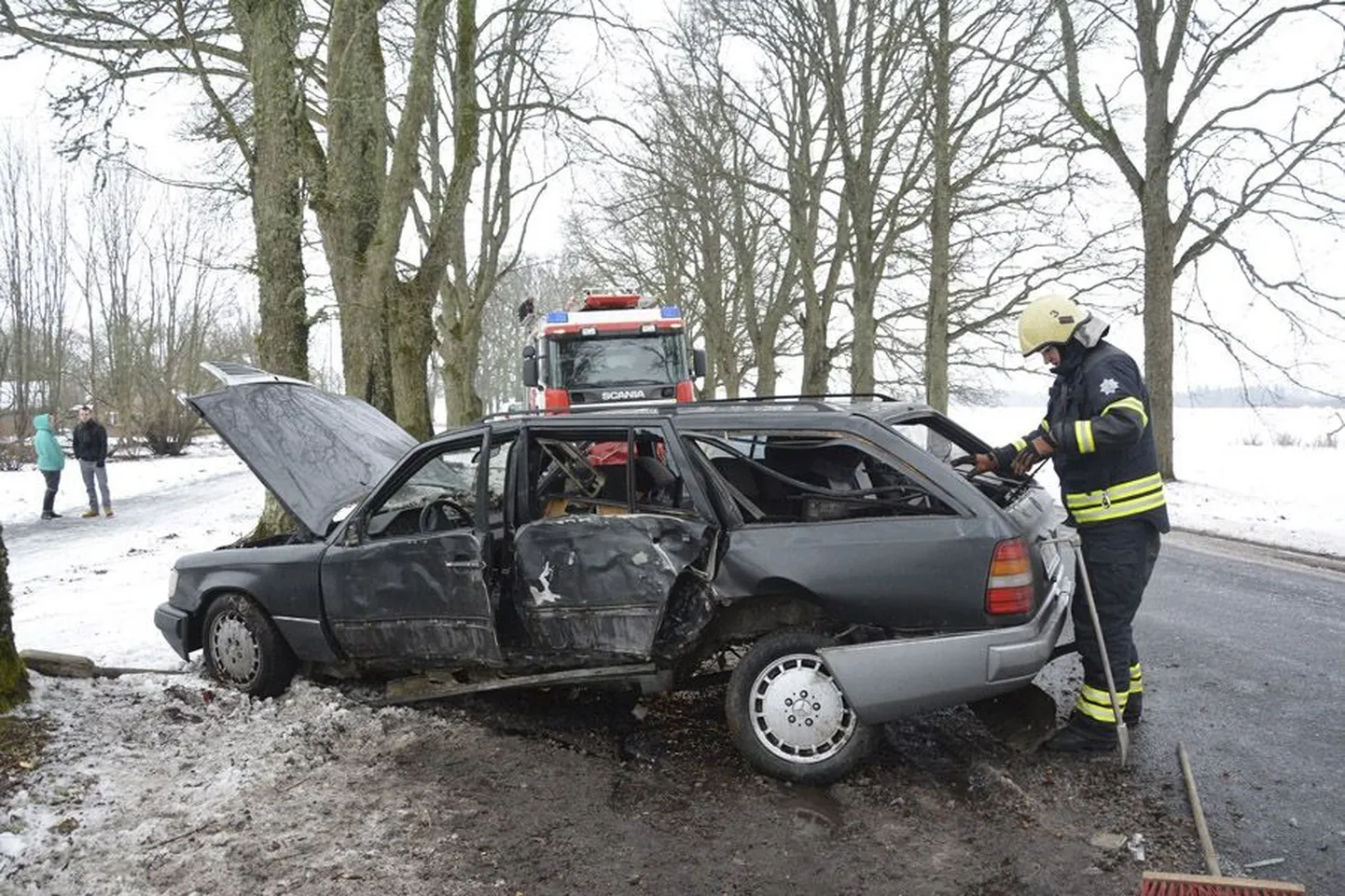 Juhipoolse küljega vastu puud sõitnud Mercedese vigastused viitavad, et selle kiirus oli lubatust tunduvalt suurem.