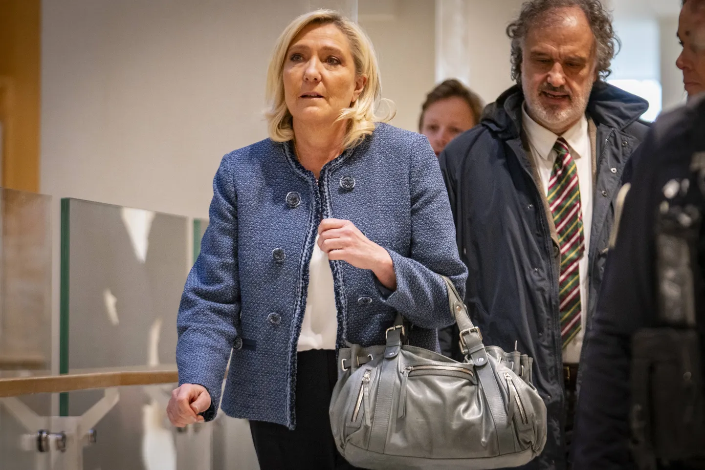 Francijas nacionālkonservatīvā līdere Marina Lepēna ierodas Parīzes tiesas namā