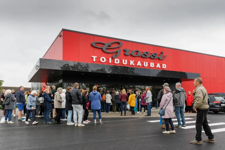 Inimesed ootasid uude poodi pääsemiseks järjekorras.