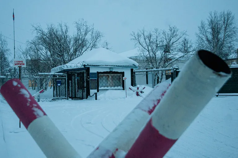 Заграждения, препятствующие парковке, перед входом в колонию «Полярный волк» - место последнего заключения Алексея Навального.