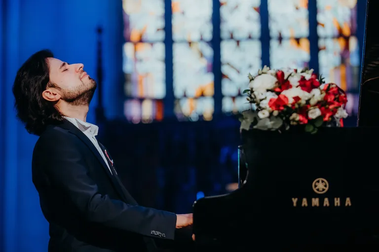 Pianists un Ukrainas atbalsta akciju organizētājs Andrejs Osokins.