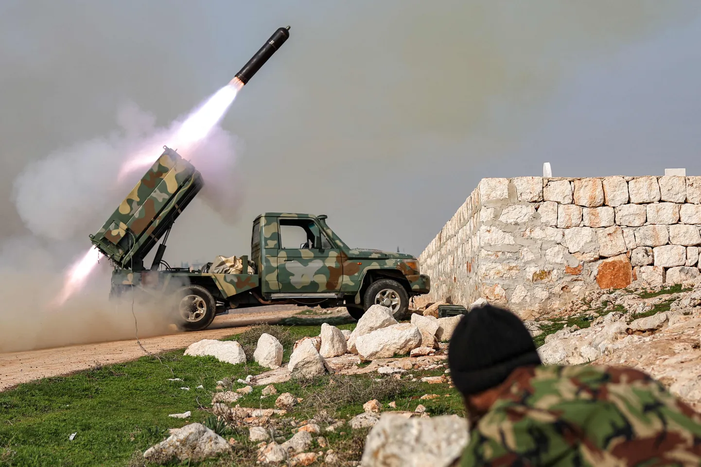 Rühmitusega Hayat Tahrir al-Sham seotud võitleja tulistamas valitsusvägede positsioone Aleppo provintsis.