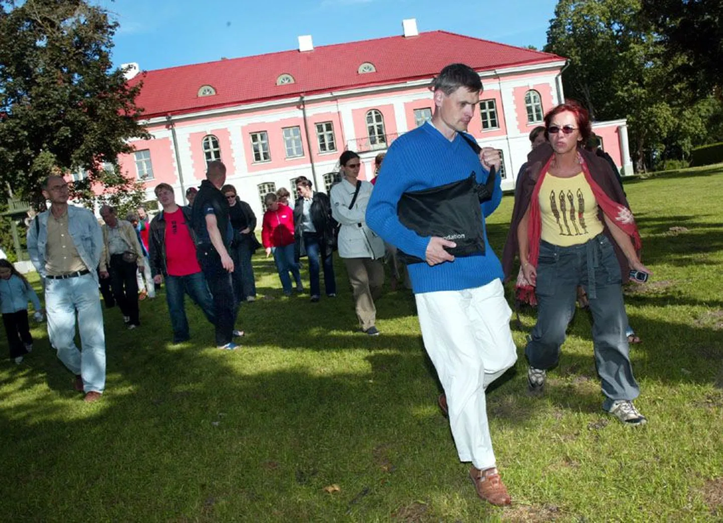 Kulka aastapreemiaga tunnustatud arhitekt Toomas Rank mullu augustis tegemas Rägavere mõisas ringkäiku koos Eesti muinsuskaitsjatega. Paremal Anne Kaldam Rakverest.