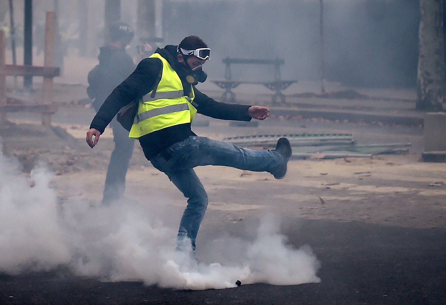 Parīzē policija pret protestētājiem pielieto asaru gāzi