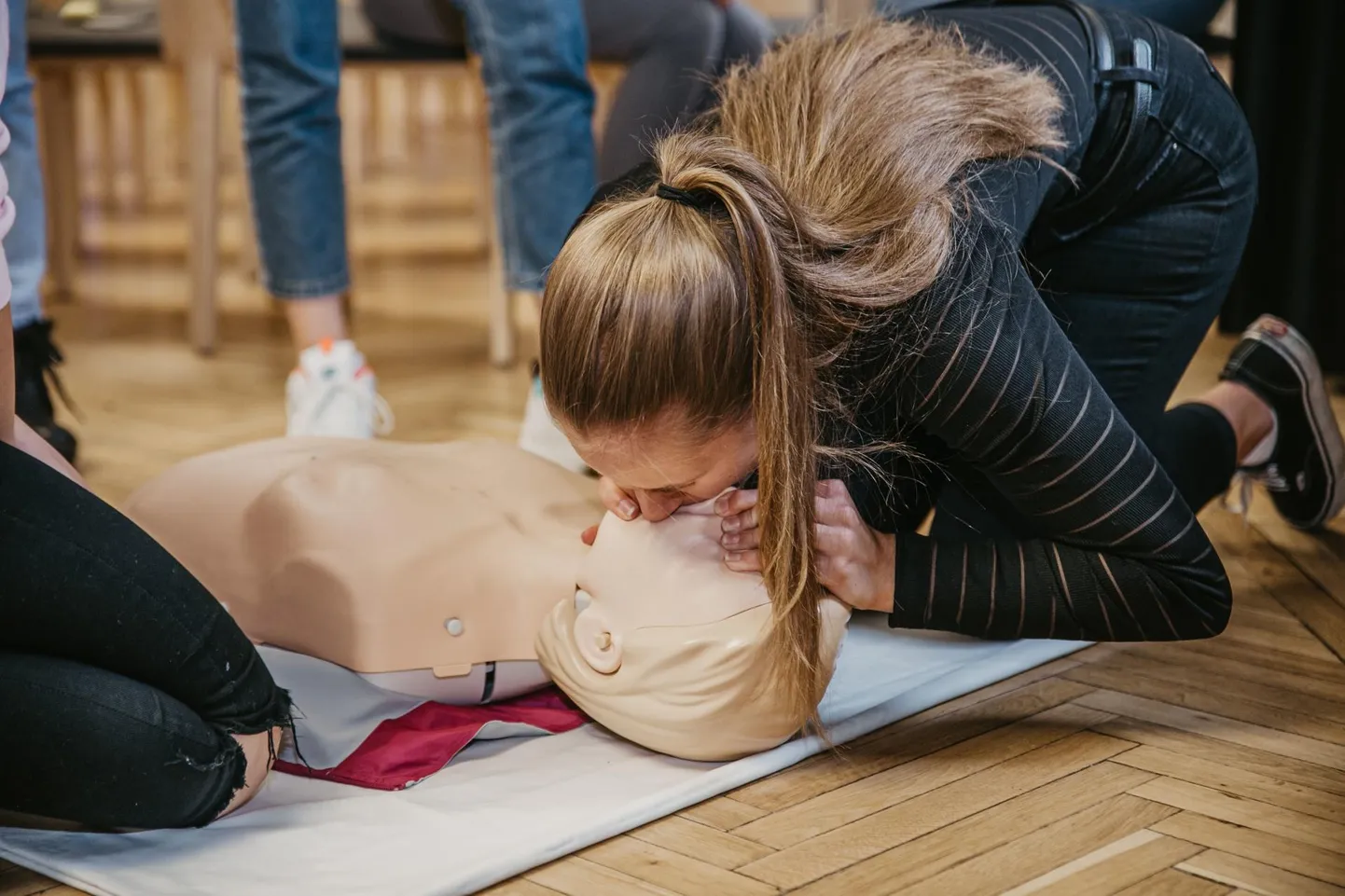 Turvatöötaja oli varem elustamist katsetanud vaid koolitusel. Pildil esmaabikoolitus.