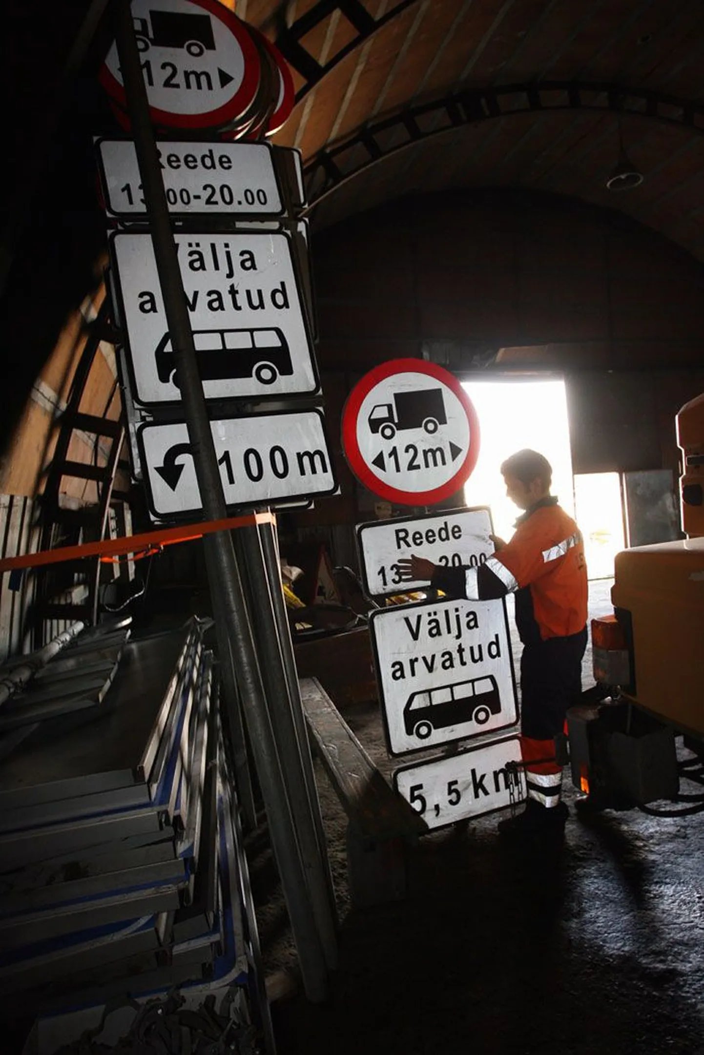 Liiklusmärgid, millega pikad aeglased veokid Tallinna-Tartu maanteelt Piibe maanteele ja teistele väiksematele teedele juhtida, on Tallinna külje all Kosel OÜ Üle laos eelmisest korrast ootel.