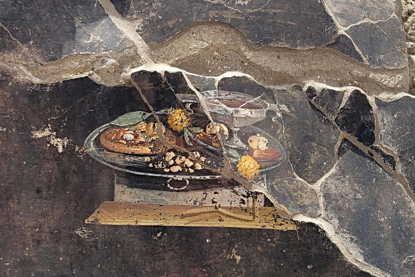 Itaalia arheoloogid leidsid Pompeis fresko, millel kujutatu meenutab pitsat