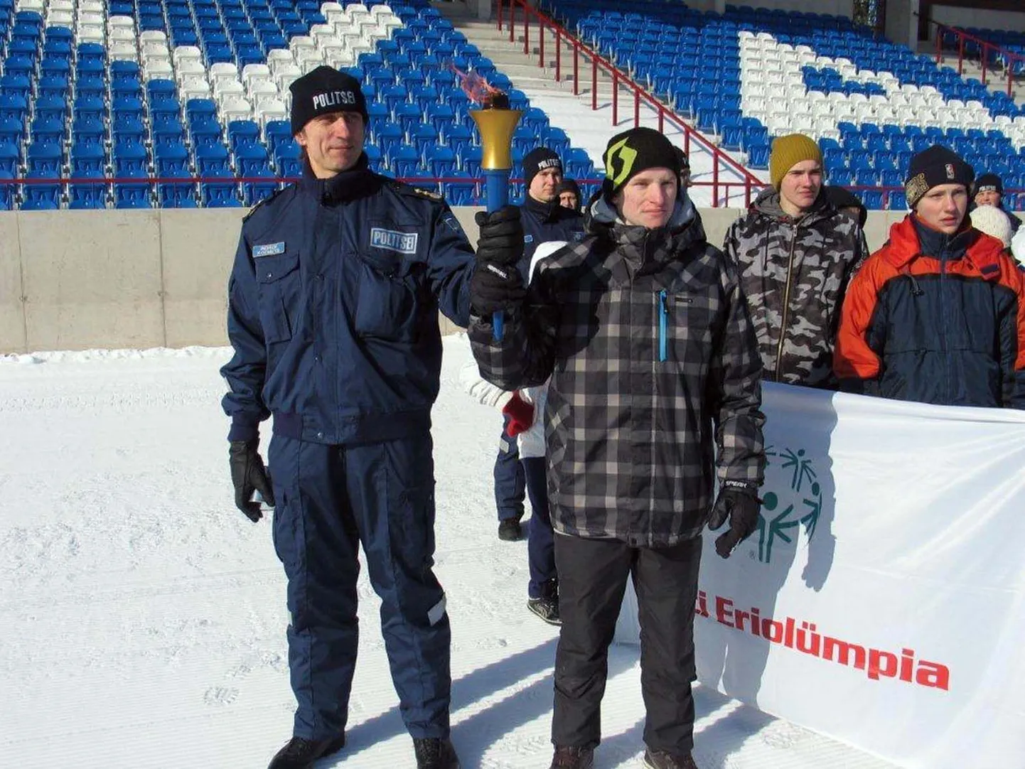 Meenutus eelmise aasta Baltimaade Talimängude tõrvikujooksust. Tõrvikut hoiavad Kammeri kooli parim sportlane Sergo Aan ning politsei- ja piirivalveameti Lõuna prefektuuri korrakaitsebüroo juht Indrek Koemets.