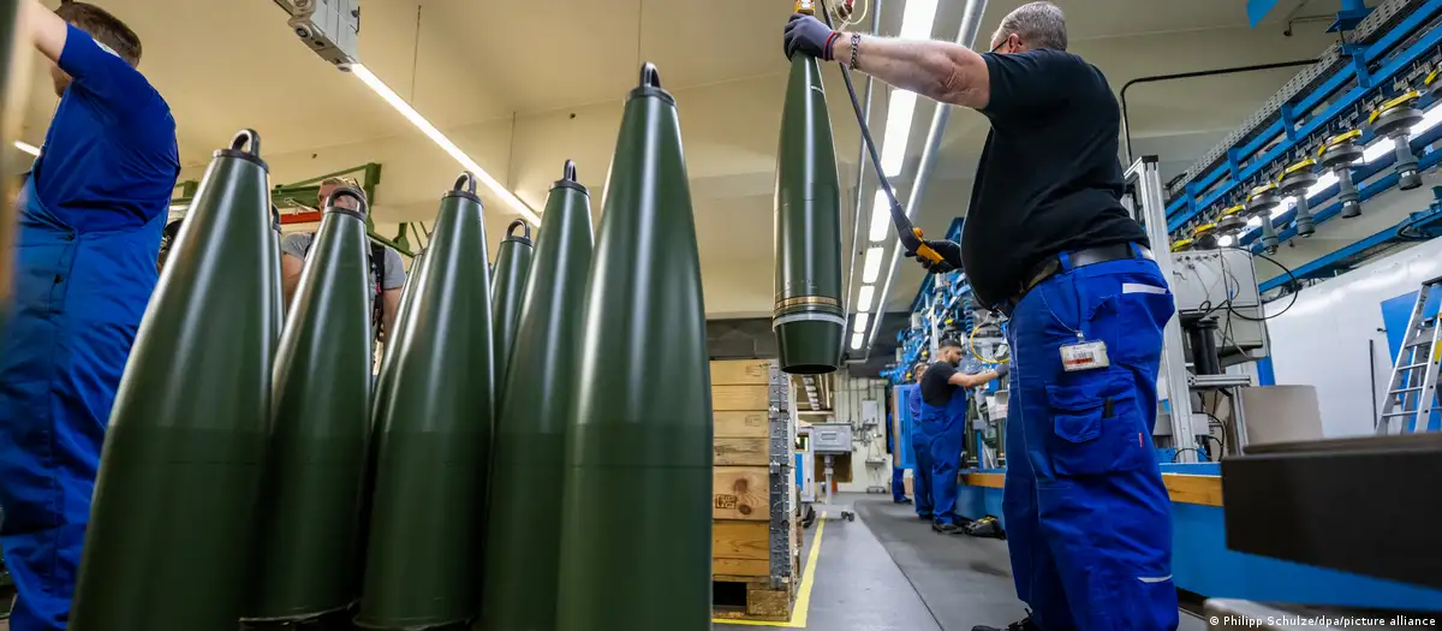Производство артиллерийских снарядов на заводе Rheinmetall в Германии (фото из архива)