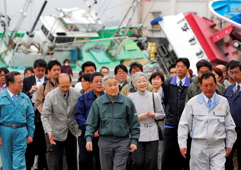 Jaapani keisripaar külastamas tsunamis ja maavärinas räsida saanud piirkonda.