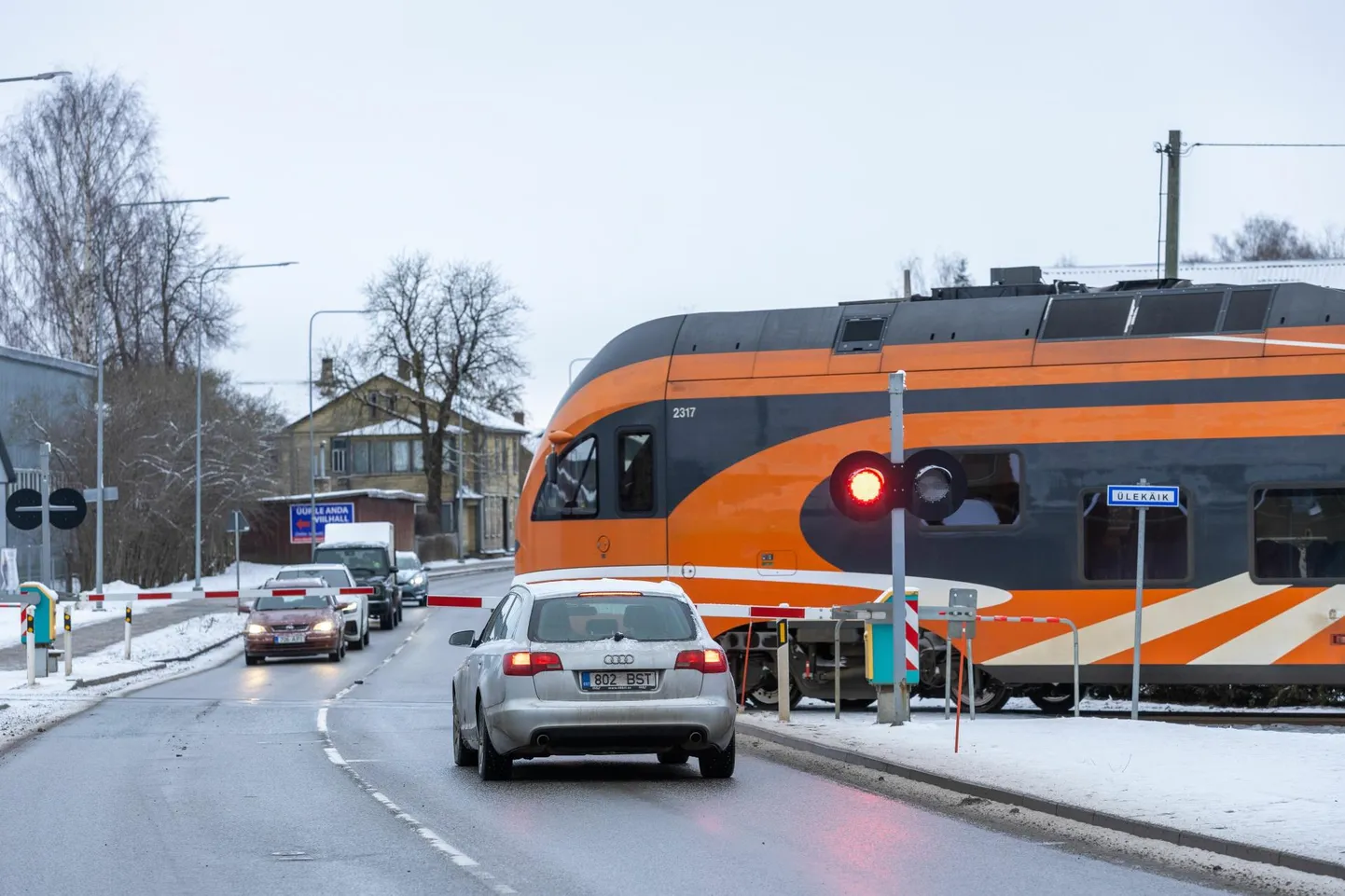 Nende raudteeülesõitude puhul, mis ei ole Eesti Raudtee jaotusvõrgus ja saavad toidet ainult Elektrilevist, on toimepidevus tagatud kaheksa tundi seadmekappide akudest.