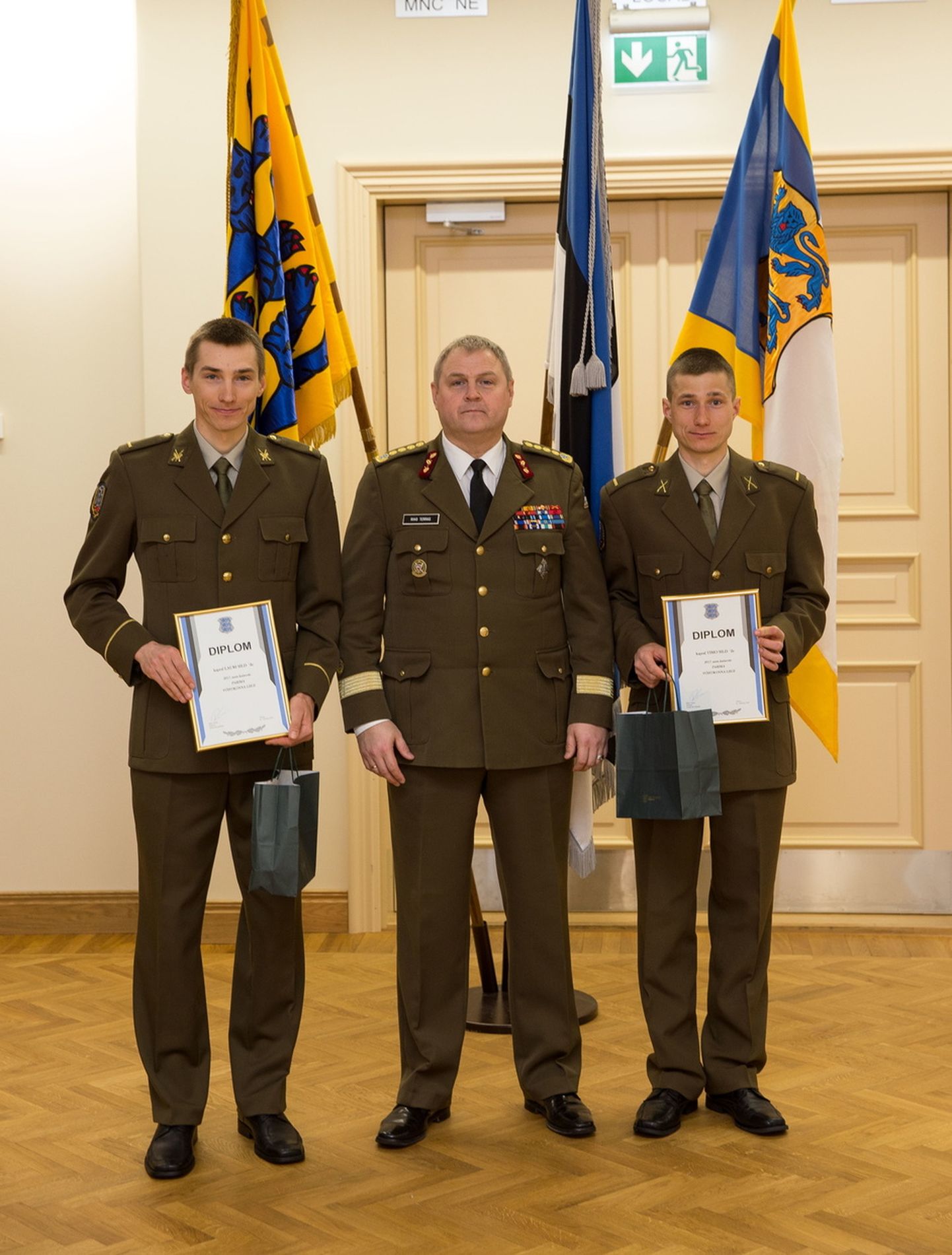 Vennad Lauri Sild (vasakul) ja Timo Sild koos kaitseväe juhataja kindral Riho Terrasega