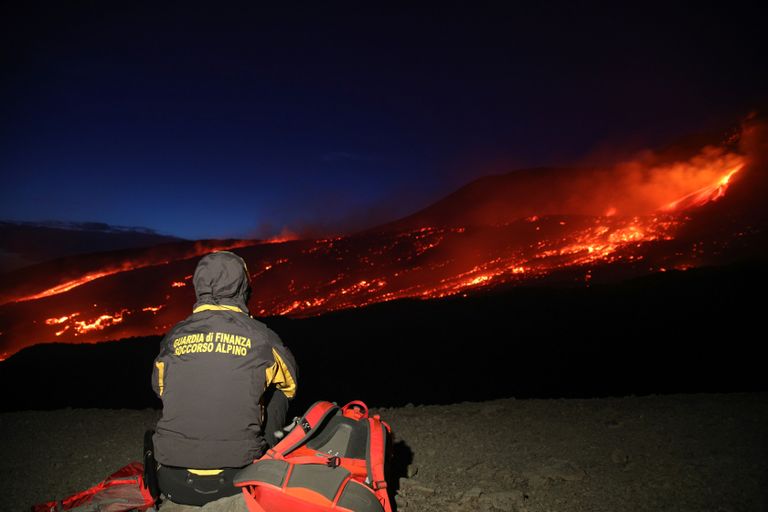 Itaalia päästemeeskonna liige vaatamas Etna vulkaani laavavoolu juulis 2019