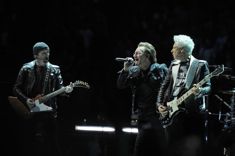 Edge, Bono ja Adam Clayton bändist U2 Londonis O2 Arenal esinemas  2018.