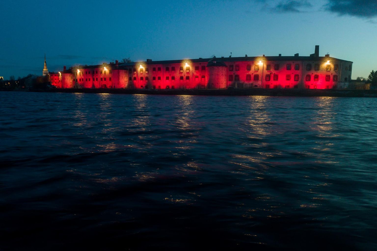 Mullusel märtsiküüditamise aastapäeval oli Tallinnas endise Patarei vangla hoone fassaadil punane valgusinstallatsioon.