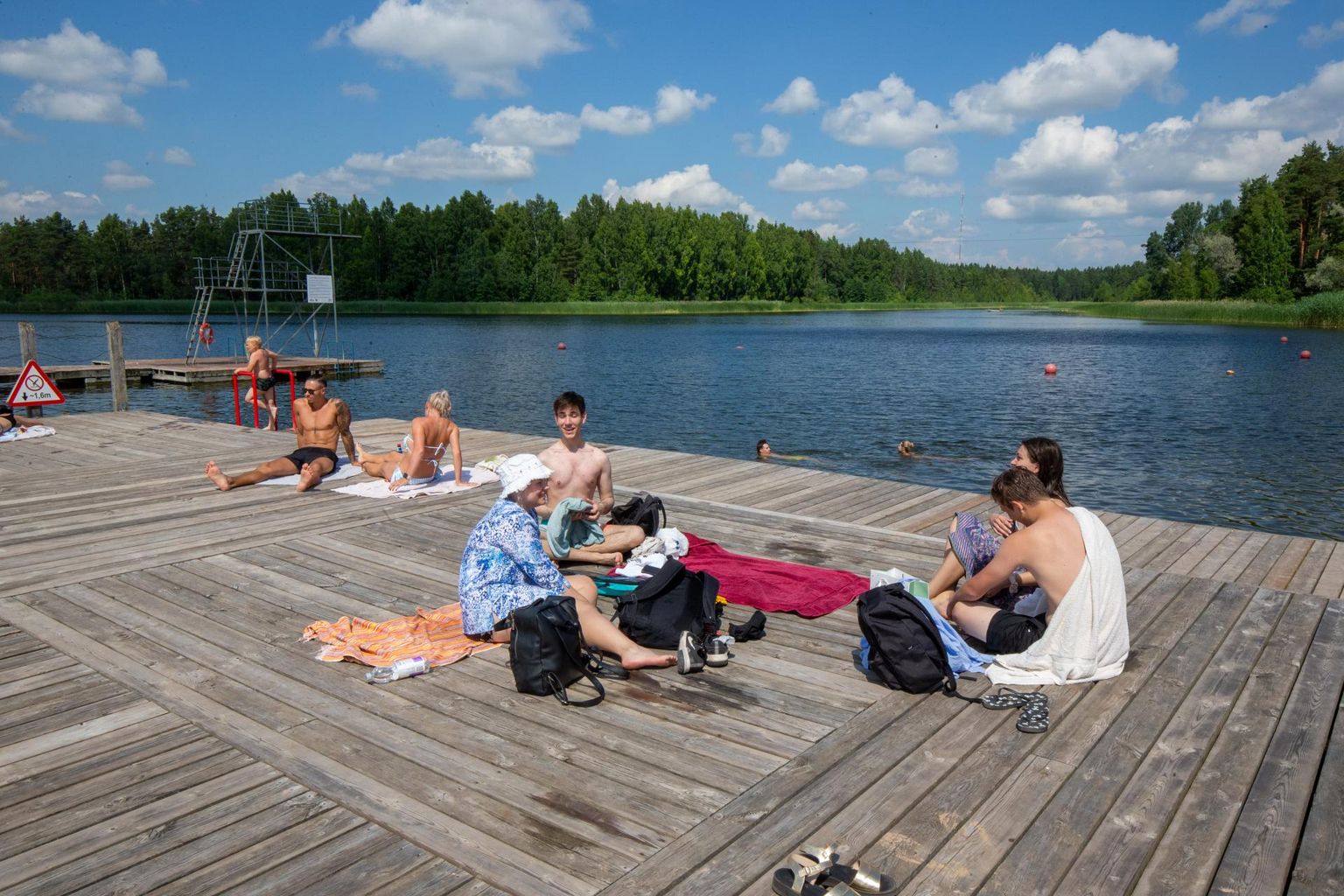 В четверг днем ​​желтый флаг не остановил молодых людей, купающихся на пляже озера Вереви, потому что, по словам Лизетте Арви (на фото справа с темными волосами), они понятия не имели, что это значит.