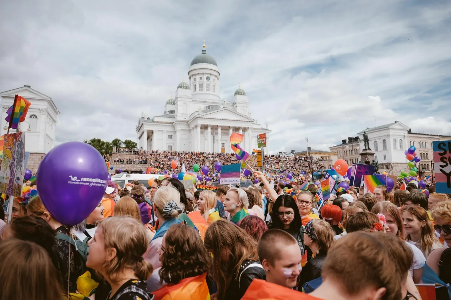 Helsingi Pride rongkäigul osaleb igal aastal kümneid tuhandeid osalejaid. Pilt on tehtud 2019. aastal.