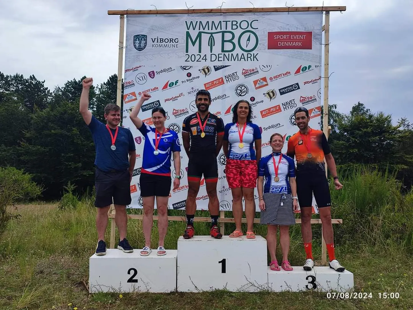 Priit Poopuu rattaorienteerumise veteranide MMil hõbemedalivõitjana poodiumil.