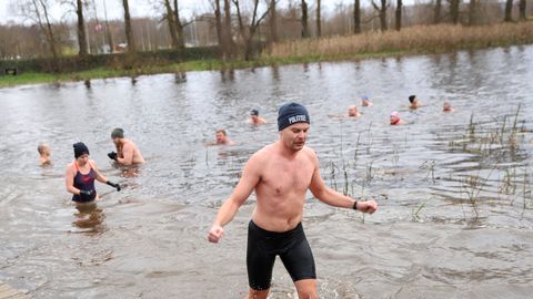 GALERII ⟩ Politseinikud käisid aastapäeva puhul Emajões ujumas