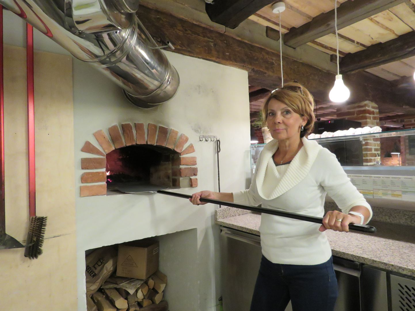 Vidrike külamaja kööki on ehitatud suur kiviahi, kus saab teha õhukese põhjaga pitsat, tutvustab perenaine Küllike Lilienberg.