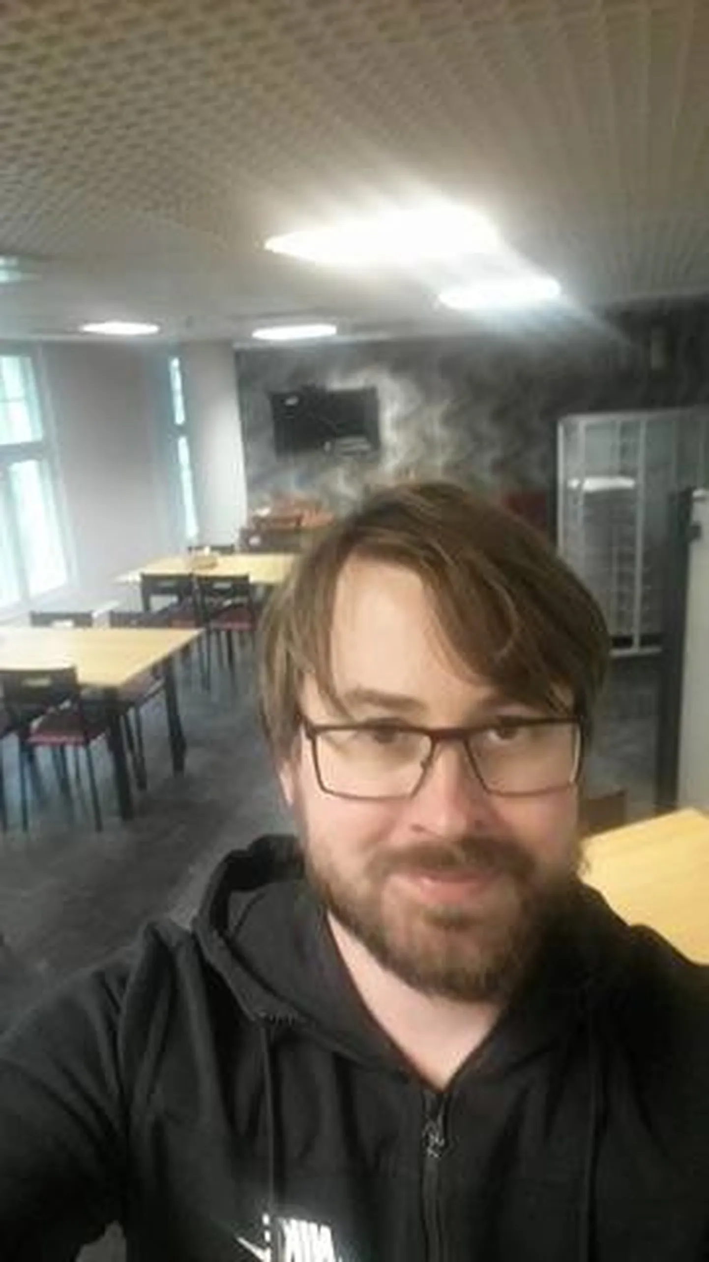 Loo autor Postimehe sööklas, paraku on tipptund möödunud ja lauad tühjad.