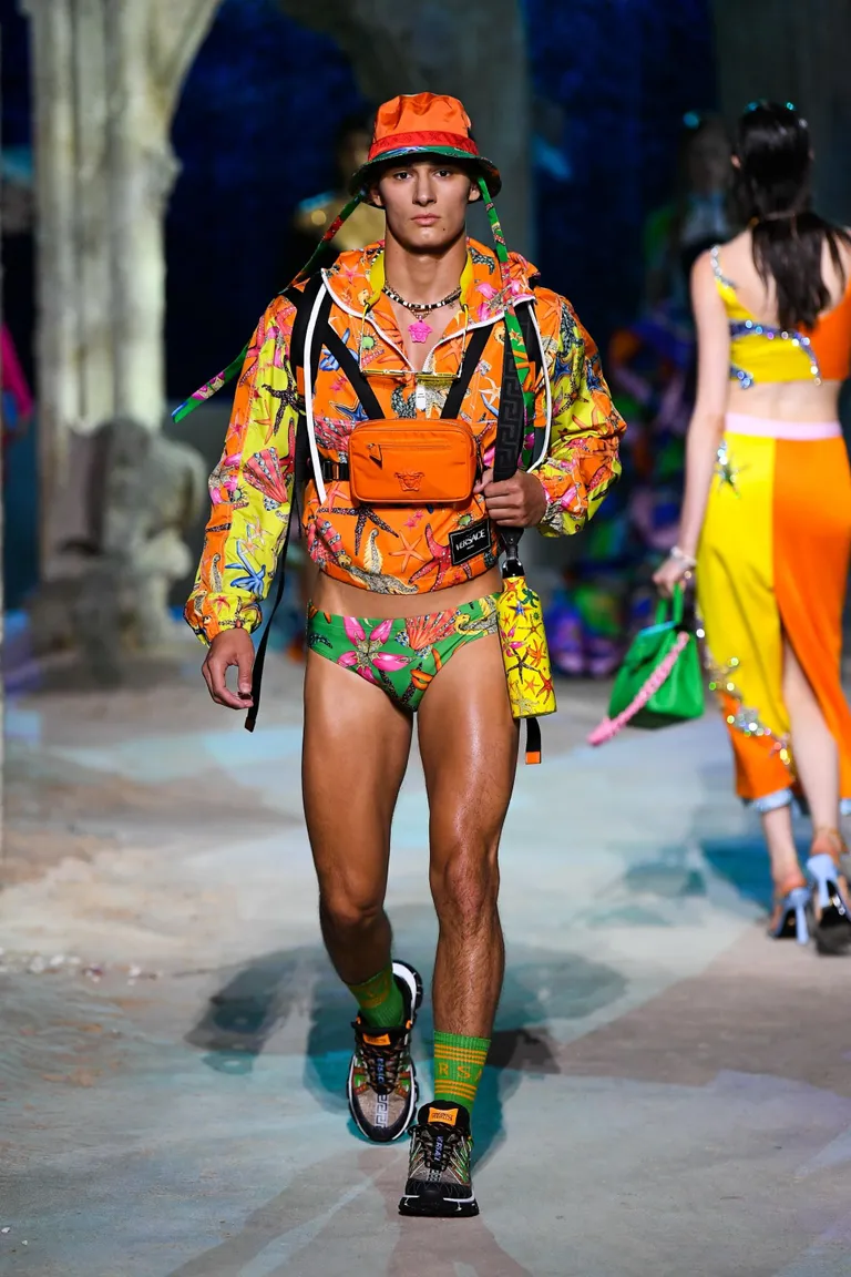 Siit ma tulen! Mood, mis ühegi mehe nägu morniks ei jäta! Versace, Milano FW.