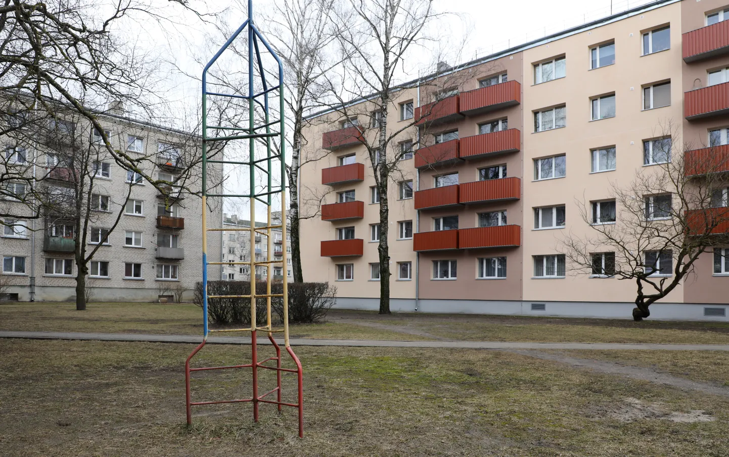 Dadzdzīvokļu ēkas.
