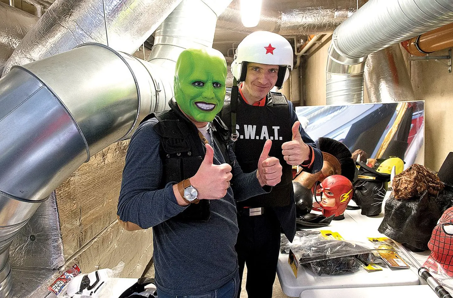 Ahhaa uuel filmitrikkide näitusel saab end maskide ja parukate abil maskeerida. Teaduskeskuse turundus- ja kommunikatsioonijuht Mathis Bogens kehastus sedakorda Jim Carrey mängitud tegelaskujuks filmist «Mask», Ahhaa juhataja Andres Juur proovis selga aga eriüksuslase varustust.
