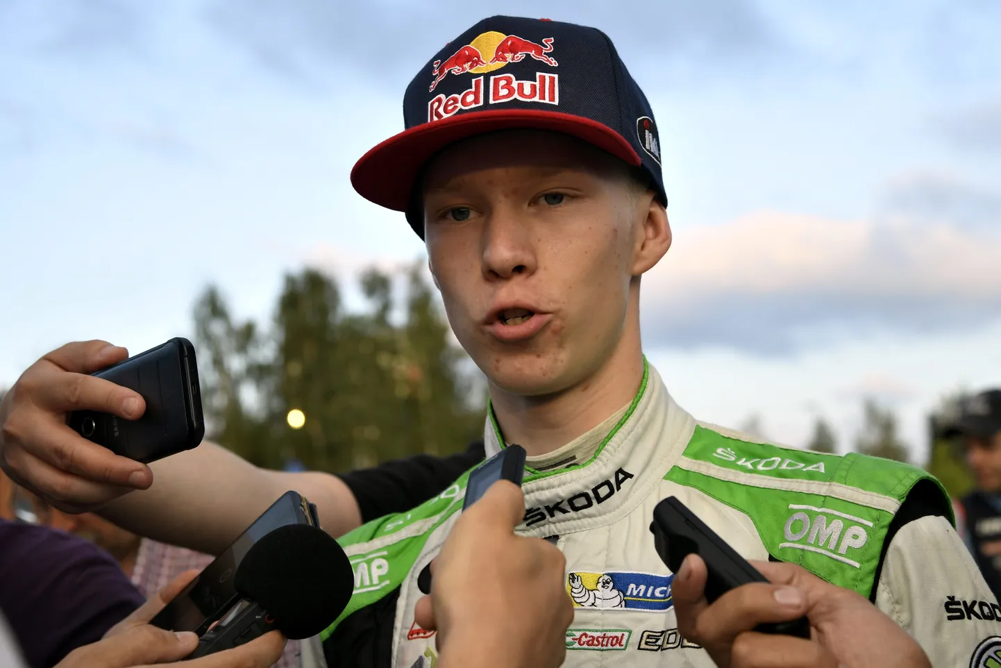 Soome noor rallituus Kalle Rovanperä ajakirjanike piiramisrõngas.