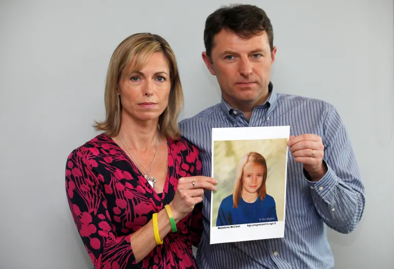 Kate ja Gerry McCann näitamas töödeldud fotot oma kadunud tütrest Madeleine΄ist, kes nüüd on teismeline.