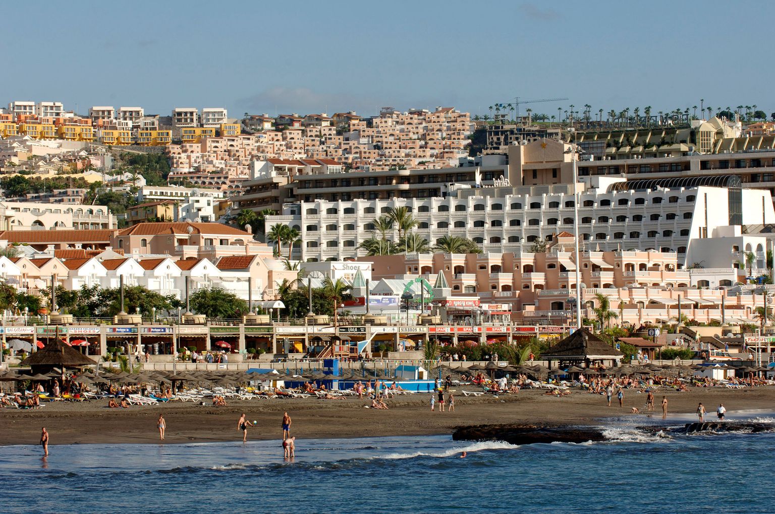 Adeje linn Tenerife edelaosas. Foto on illustratiivne.