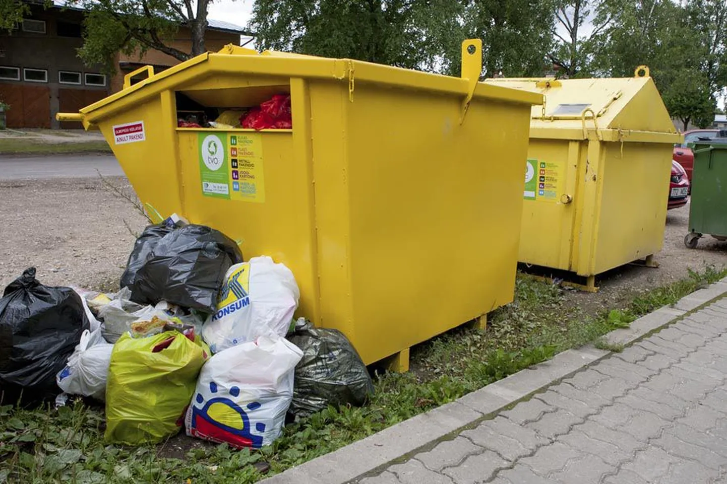Uueveski Konsumi juures oli üks pakendikonteinereist küll täis, kuid selle kõrval oli kaks samasuguste jäätmete kogumiseks mõeldud konteinerit.