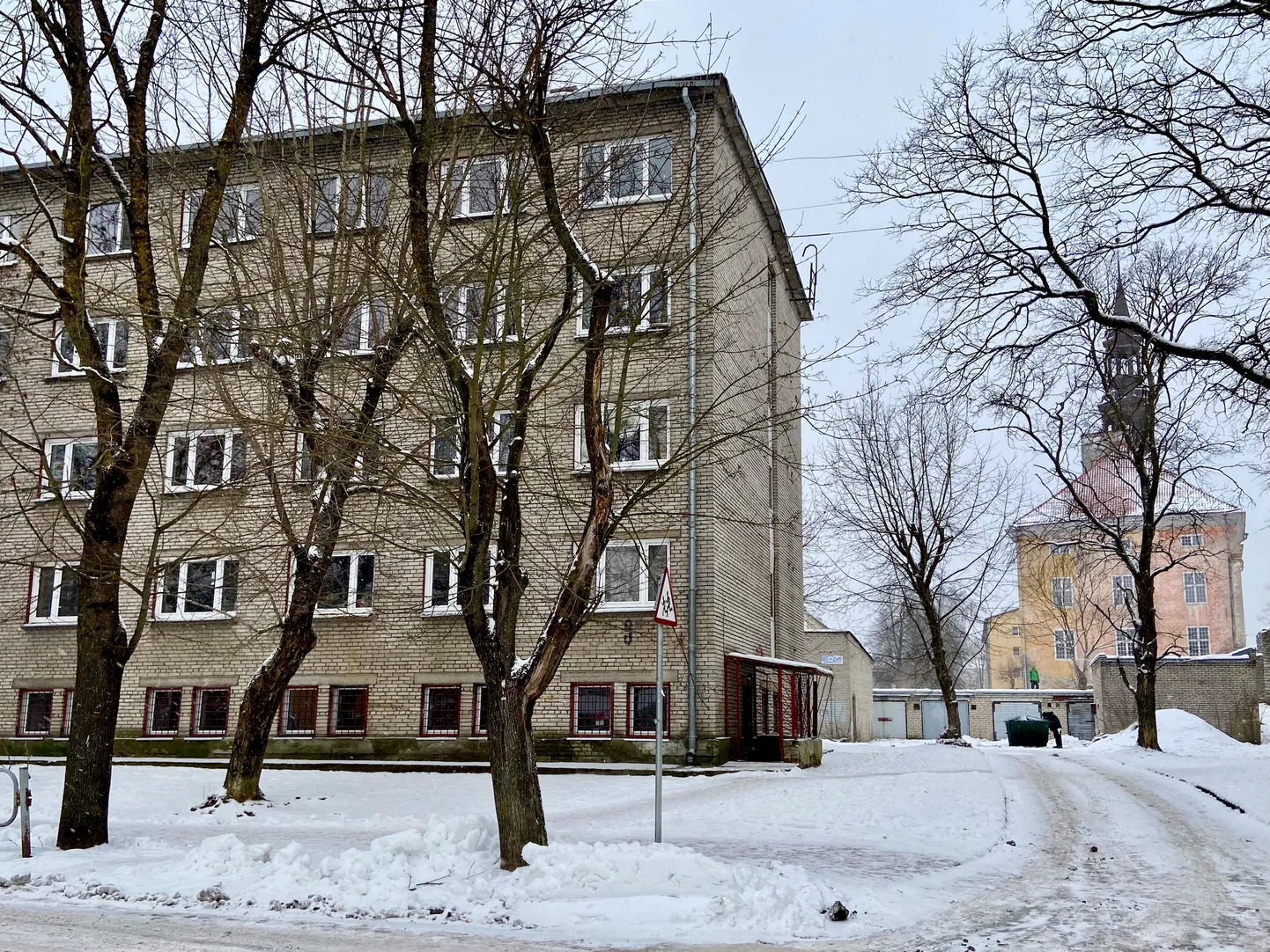 Один край будущей Стокгольмской площади рядом с Нарвской ратушей запроектирован на месте бывшего общежития, отправленного под снос.
