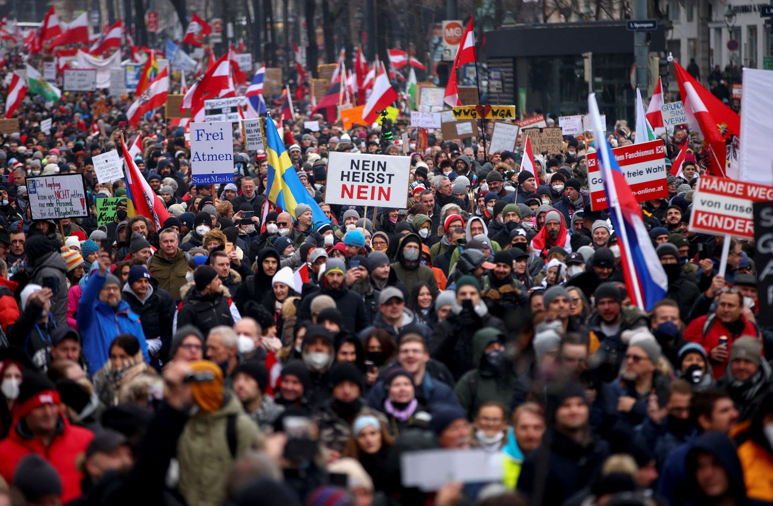Paljud austerlased protesteerid möödunud nädalavahetusel Viinis valitsuse plaani vastu vaktsineerimine kohustuslikuks muuta.