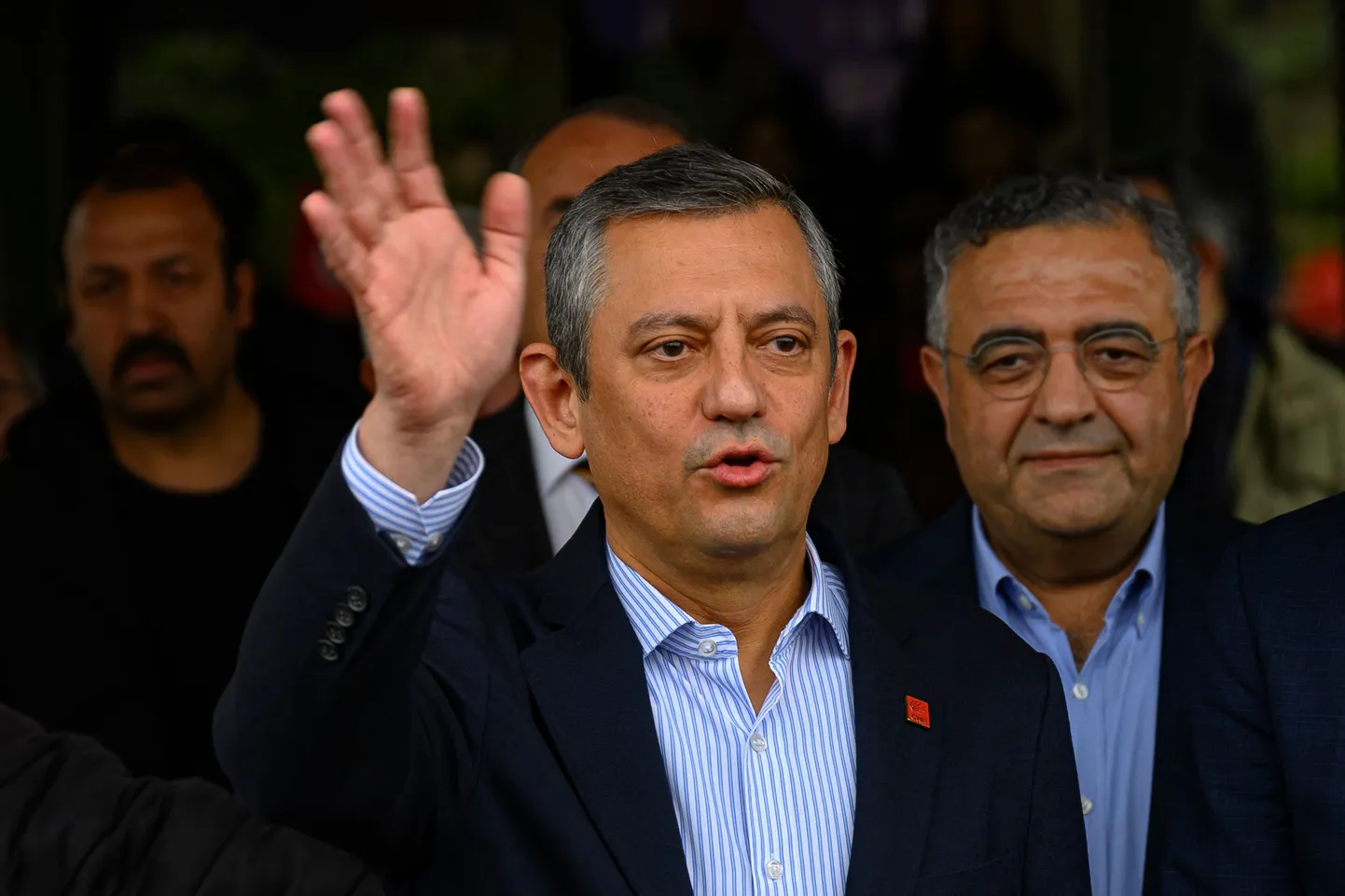 Türgi opositsioonilise erakonna Vabariiklik Rahvapartei esimees Özgür Özel toetusmeeleavaldusel pühapäeval, 23. märtsil Istanbulis. Tähelepanuväärne on see, et antud foto autor, uudisteagentuuri AFP fotoajakirjanik Yasin Akgül on üks neist, kelle Türgi võimud sel nädalal protestide kajastamisega seoses kinni võtsid ning kelle vabastamist AFP teisipäeval nõudis.