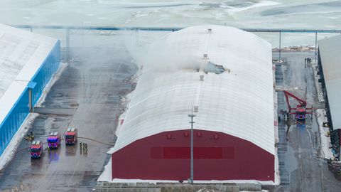 FOTOD SÜNDMUSKOHALT ⟩ Kunda sadamas põles laohoone, kus oli 10 tonni kaltsiumoksiidi