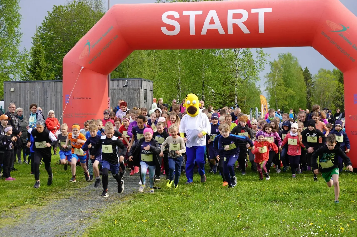 Lapsi innustas jooksma muidu laisavõitu maskott Homer Simpson, kellele hakkas Väätsa järve ääres sportimine lausa meeldima.