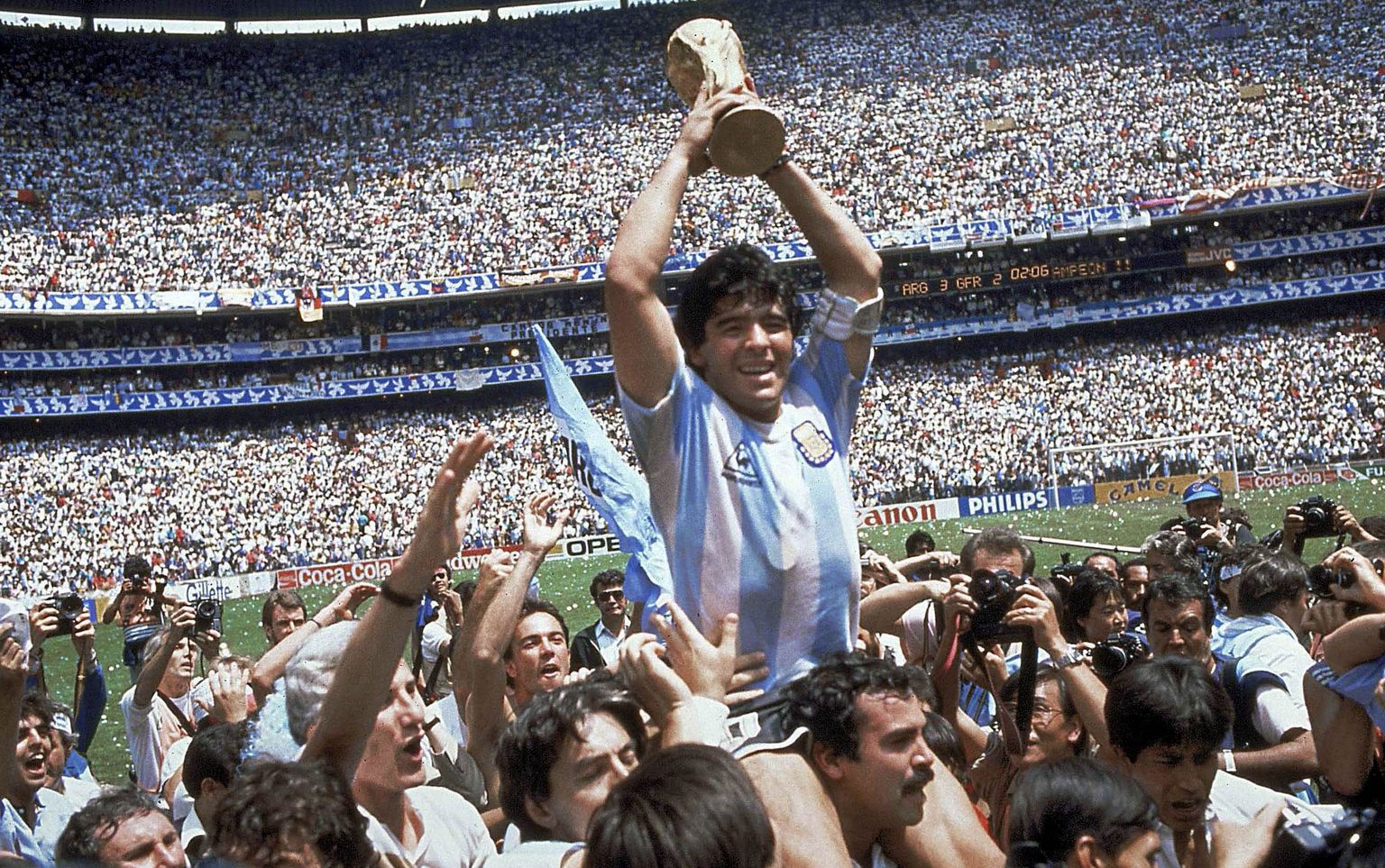 Djego Maradona ar Pasaules kausa trofeju 1986. gadā Mehiko. Toreiz Argentīna finālā ar 3:2 pieveica Vācijas Federatīvo republiku (VFR). Maradona tika nosaukts par turnīra labāko spēlētāju.