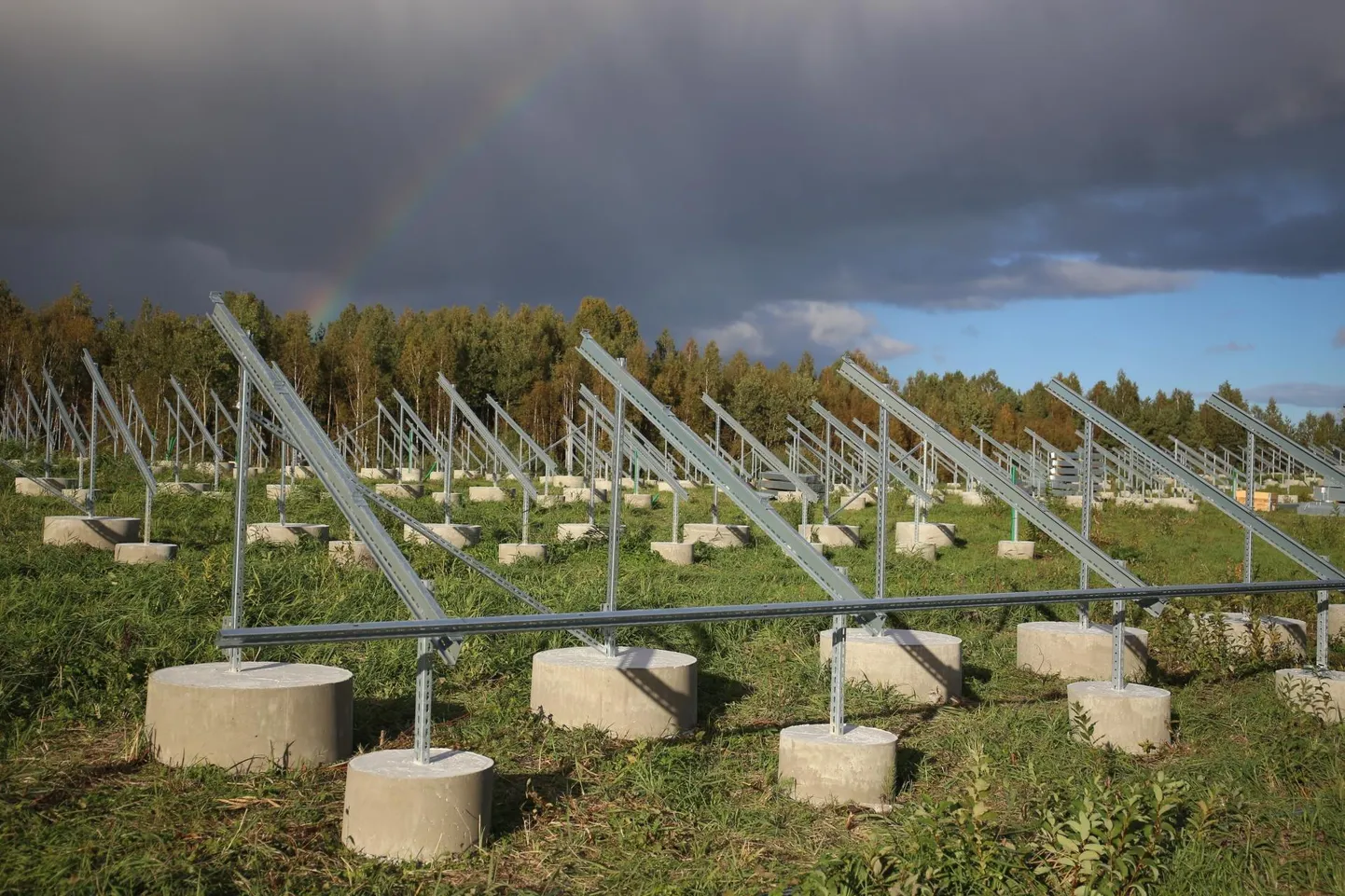 Räämale rajatud päikesenergiajaam suudab katta 1000 majapidamise aastase energia vajaduse. Pildil on käsil päikesepaneelide paigaldamine.