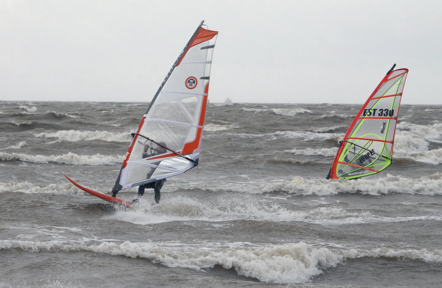 Surfarid asuvad Pärnu rannas mõõtu võtma.