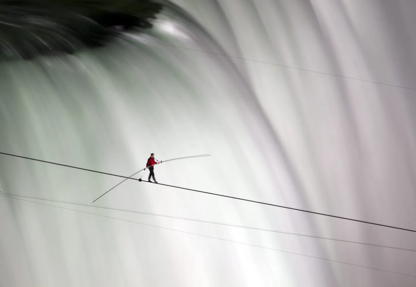 Ameerika akrobaat Nik Wallenda ületas maailmas esimese inimesena Niagara joa kogulaiuses