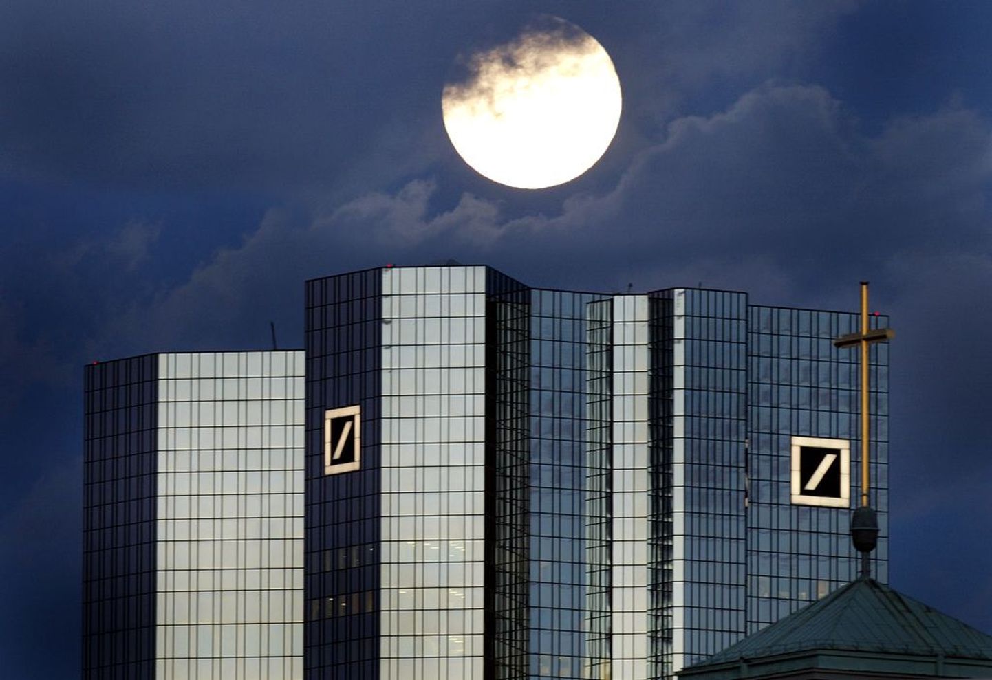 Pildil on täiskuu Deutsche Banki kaksiktorni kohal Frankfurdis.