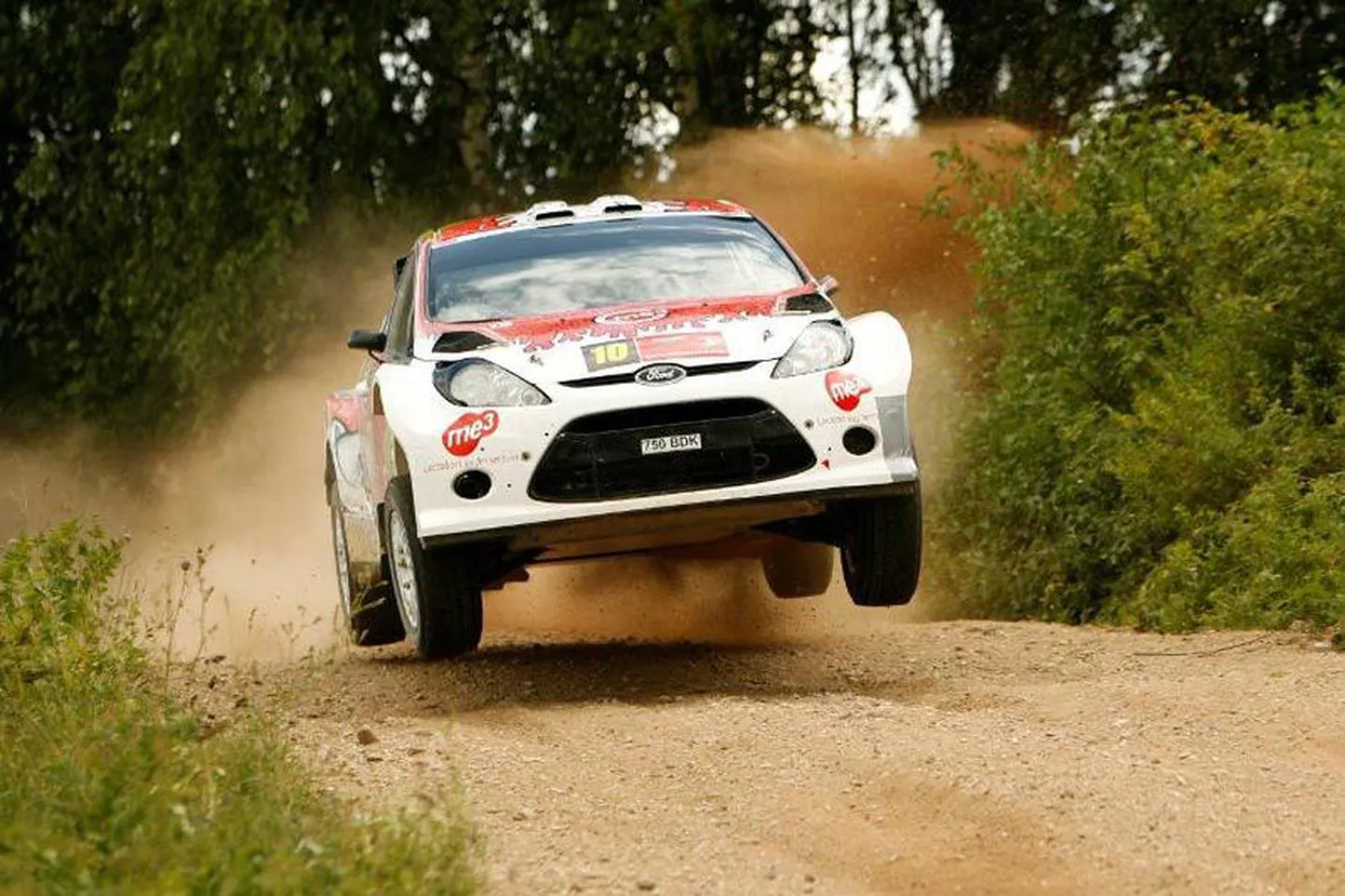 Homme algavat ja ülehomme lahenduse saavat Alo-TV Mulgi rallit alustavad Karl Kruuda ja Martin Järveoja, kelle auto on Ford Fiesta S2000. Pilt on tehtud tänavusel Auto24 Rally Estonial.