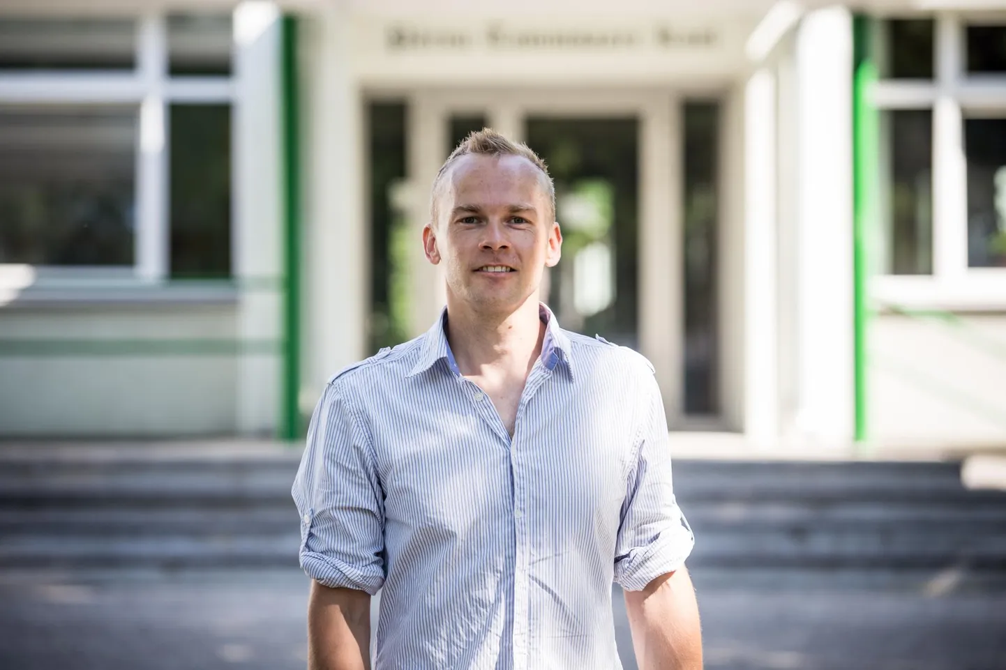 Karel Alliku valis Tammsaare kooli, sest teda huvitas väga keelekümblus. “Vene lapsed tunduvad ela­vamad ka,” ­naljatas vastne inglise keele õpetaja.