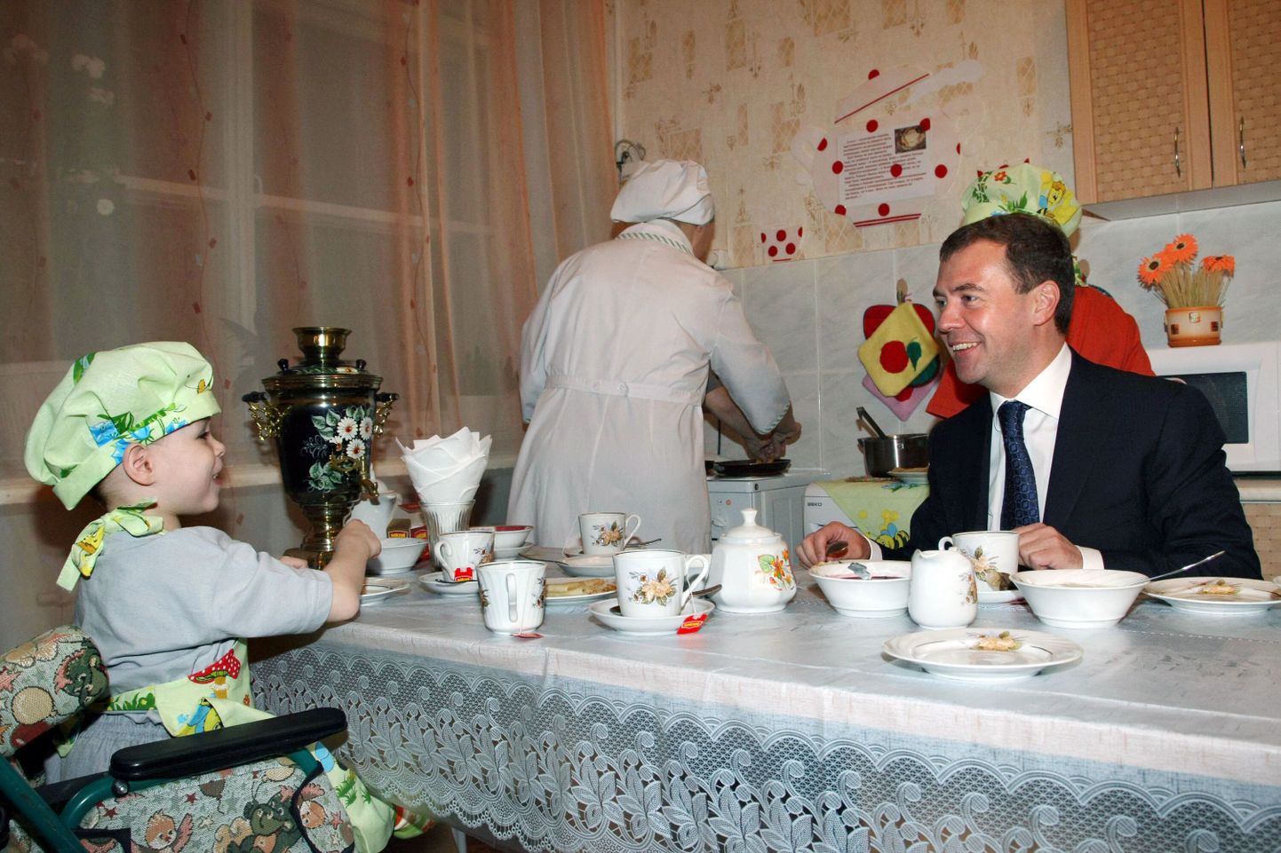 Venemaa president Dmitri Medvedev külastamas Kurganis asuvat orbudekodu.