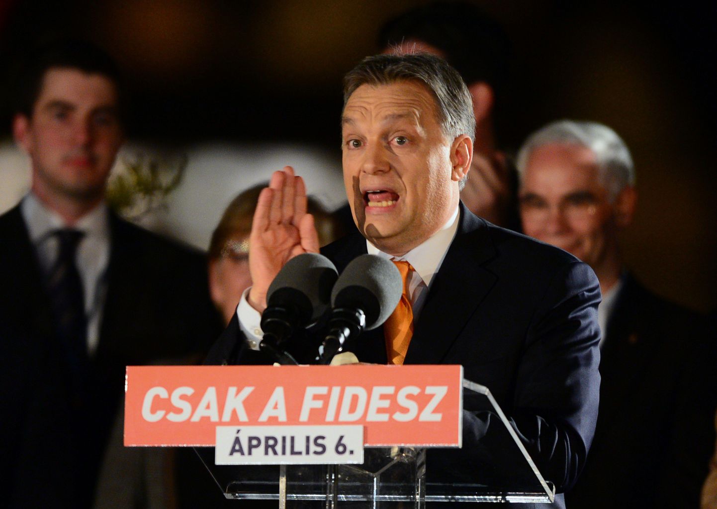 Ungari peaminister Viktor Orban (keskel).