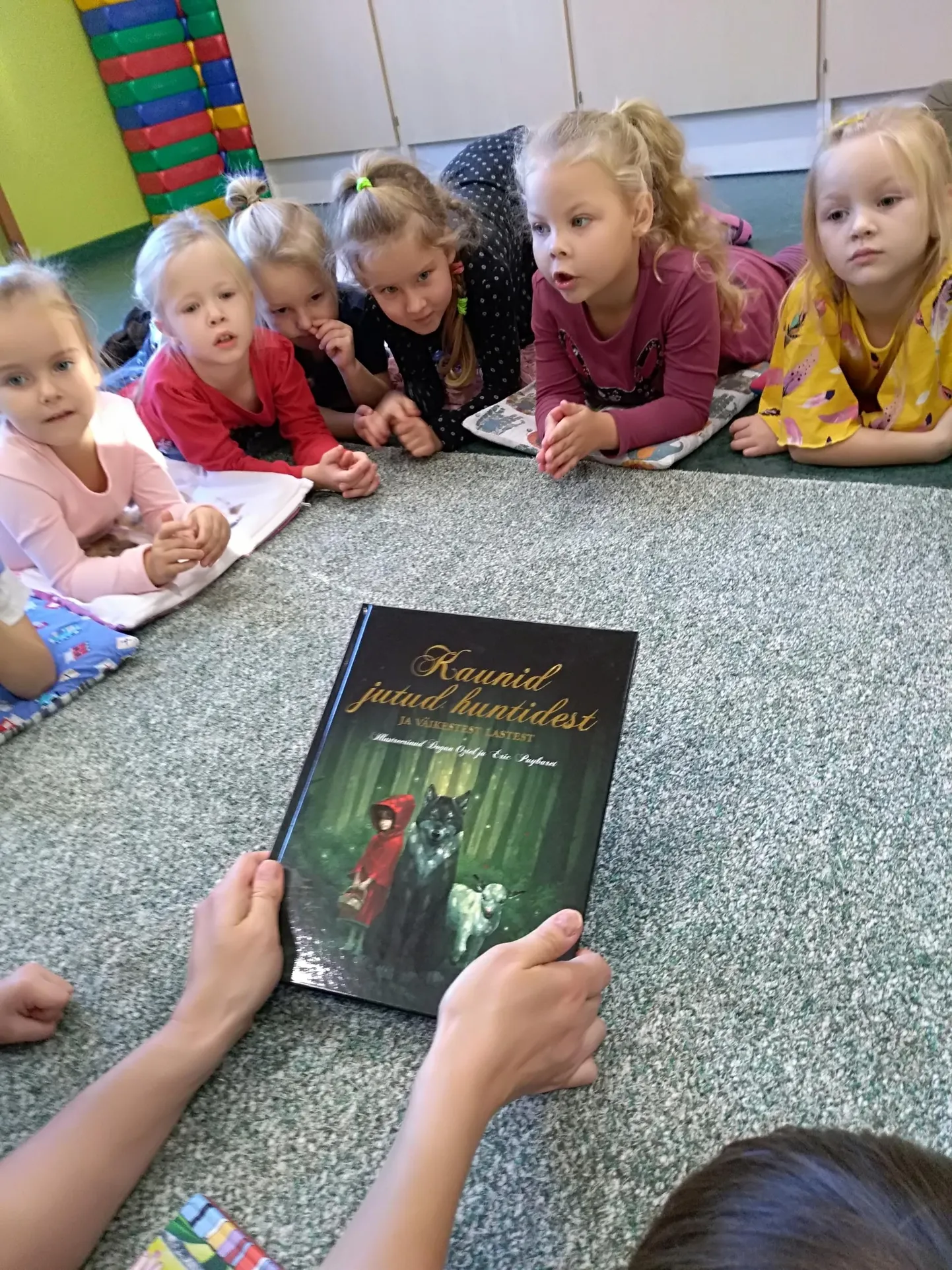 Ettelugemise päeval loeti 14s Pärnu lasteaias jutte huntidest.