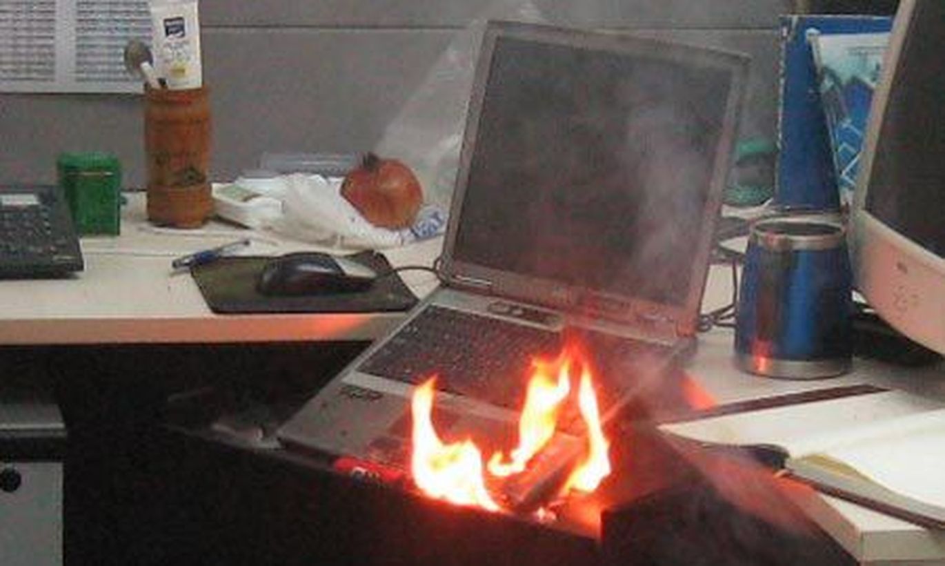 горящий компьютер фото