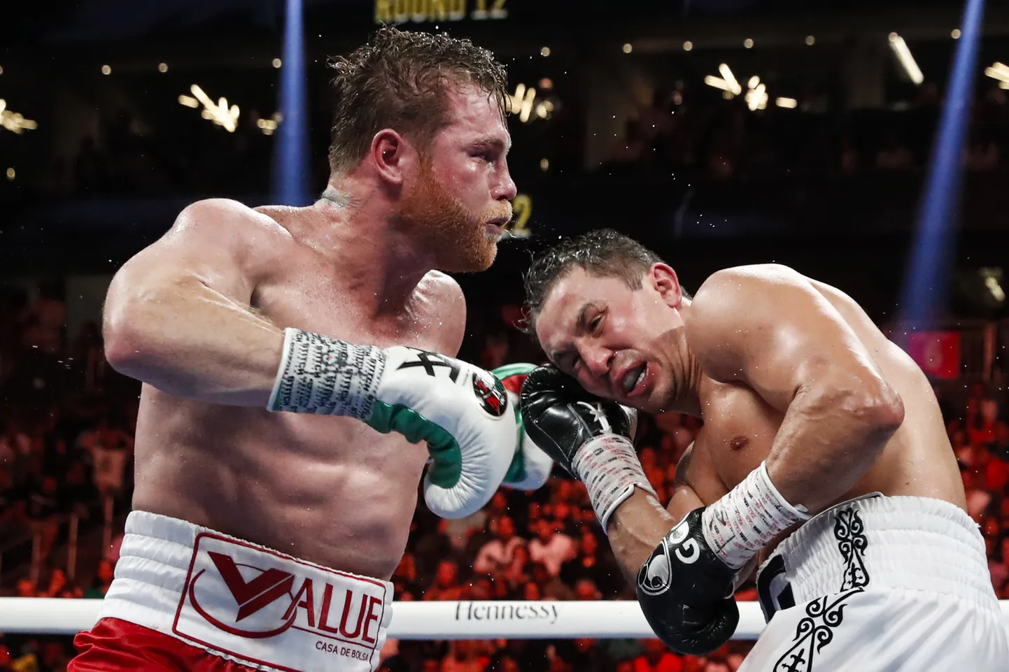 Meksikas bokseris Sauls Kanelo Alvaress cīņā ar Kazahstānas bokseri Genādiju Golovkinu.
