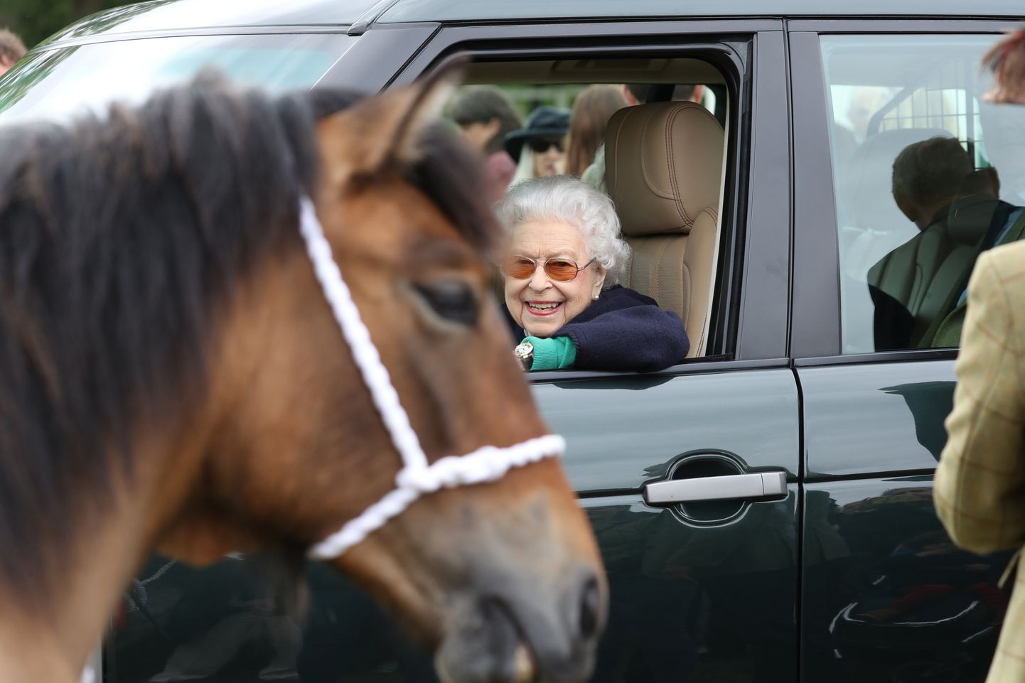 Briti kuninganna Elizabeth II vaatamas 13. mail 2022 Windsori kuninglikul hobusenäitusel hobust